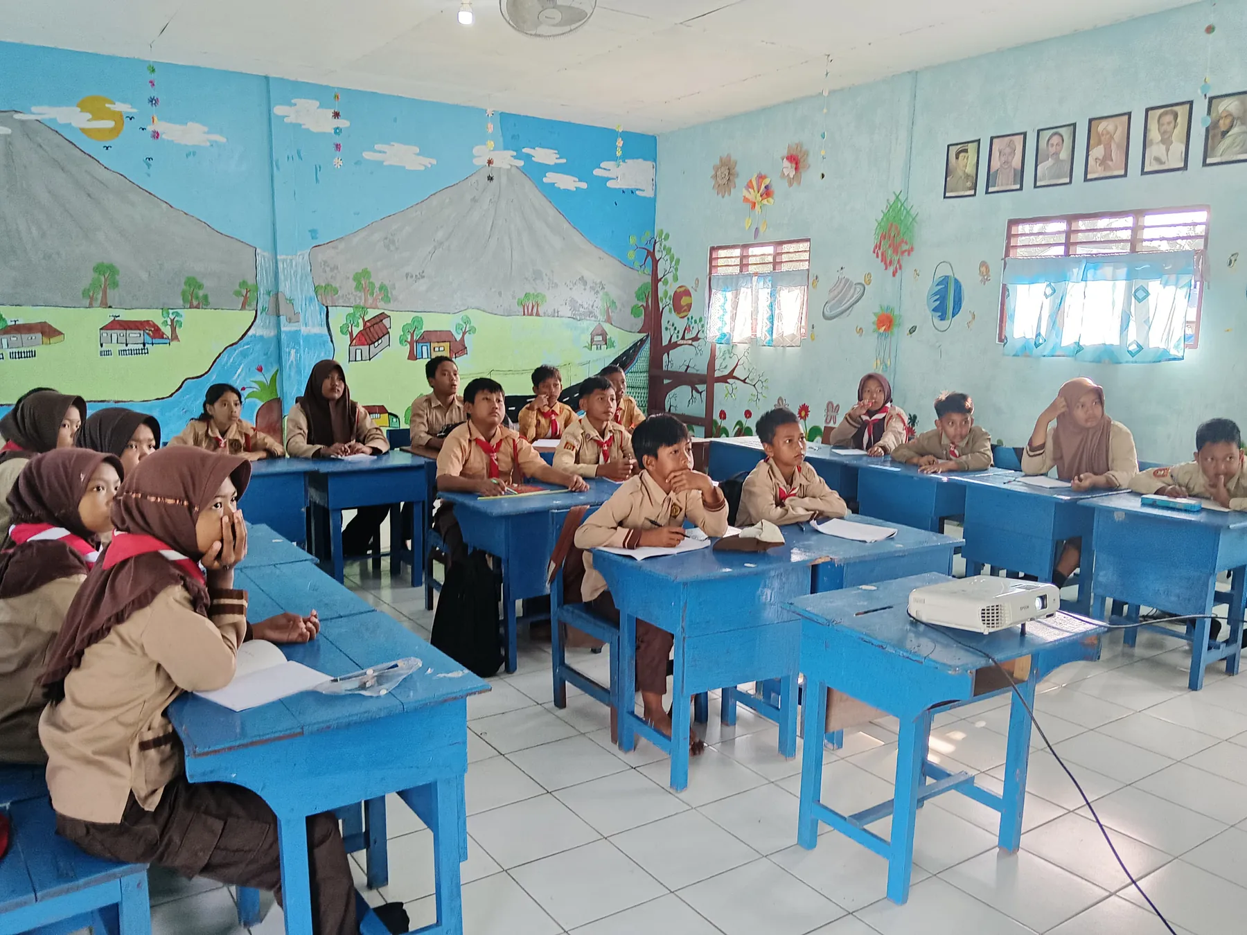 Kegiatan pengenalan cerita Hapakat di kelas, Kotawaringin Barat