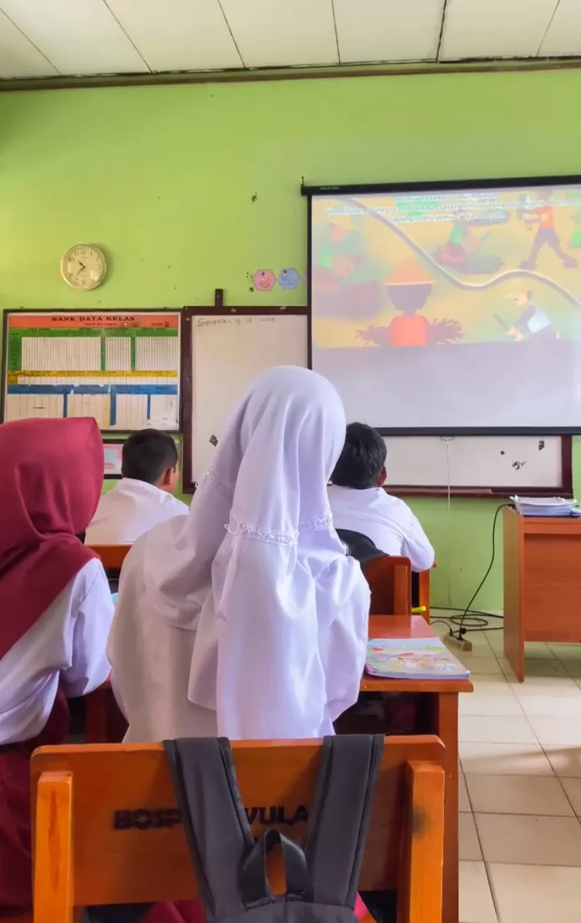 Belajar lewat buku audio di SDN 1 Sungai Melawen